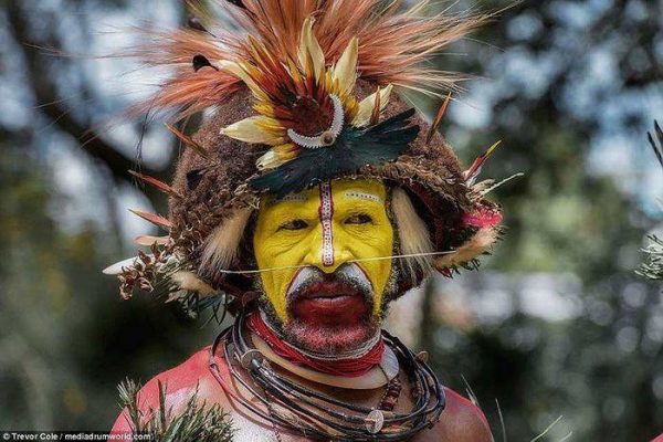 Bộ lạc Huli hiện có dân số khoảng 65.000 người và sống ở lưu vực Tari ở vùng cao nguyên Papua New Guinea