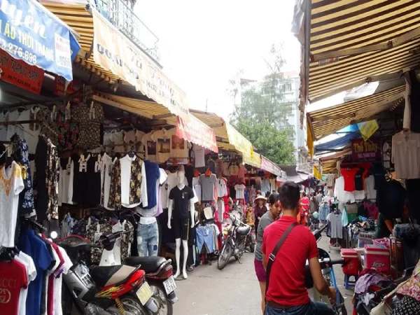 Thương lượng giá và chọn hàng khi đi chợ Ninh Hiệp