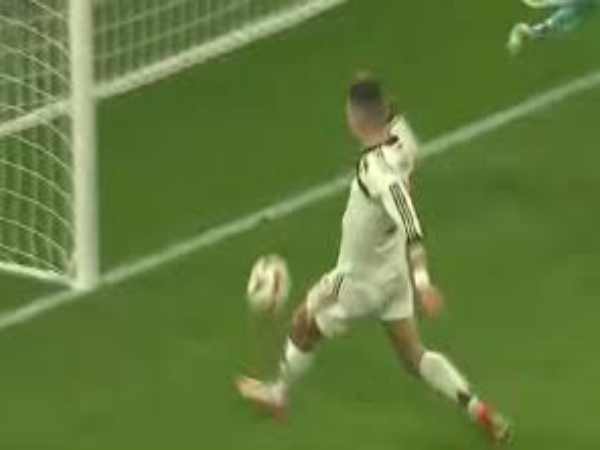 Thuận chân trái nên đá cánh nào để ghi bàn nhiều hơn?